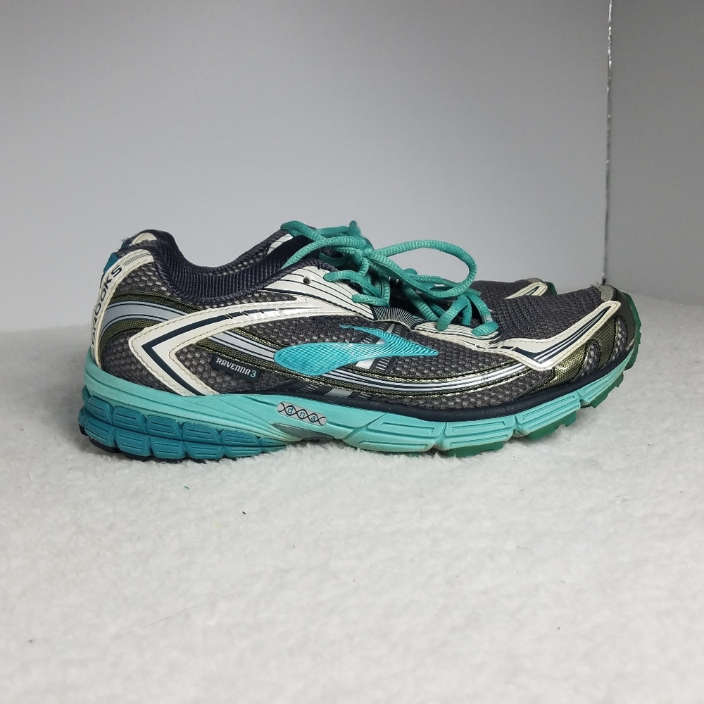 Brooks Ravenna 3 running shoes for women. size 10